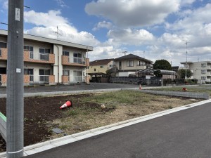 武蔵村山市岸、土地の前面道路を含む現地写真画像です