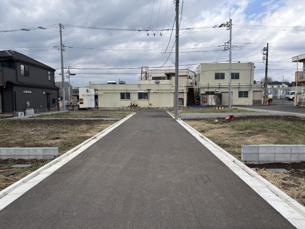 武蔵村山市岸、土地の前面道路を含む現地写真画像です