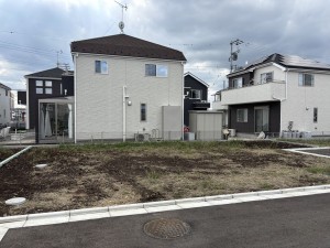 武蔵村山市岸、土地の前面道路を含む現地写真画像です