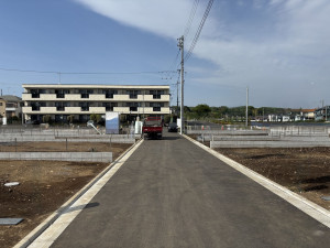 武蔵村山市中央、土地の前面道路を含む現地写真画像です