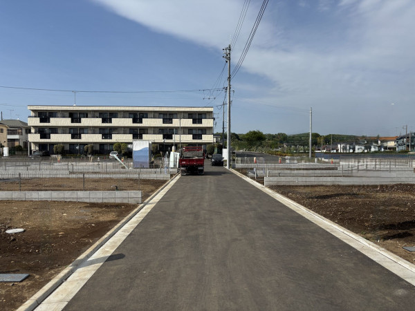 武蔵村山市中央、土地の前面道路を含む現地写真画像です