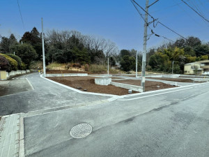 武蔵村山市中藤、新築一戸建ての前面道路を含む現地写真画像です