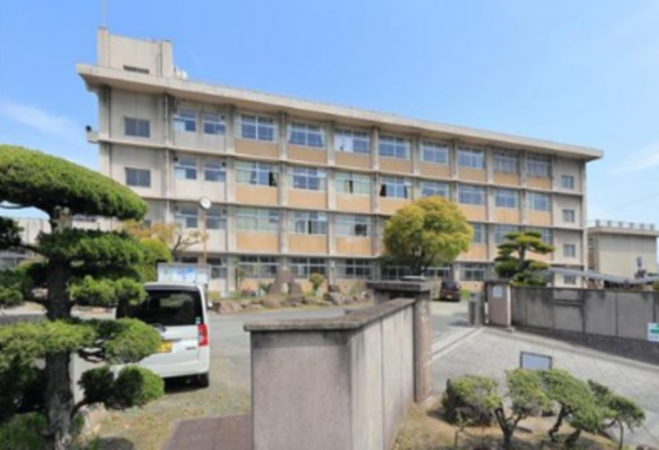 福山市大門町大門、土地の中学校画像です