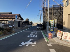 上尾市大字小敷谷、新築一戸建ての前面道路を含む現地写真画像です