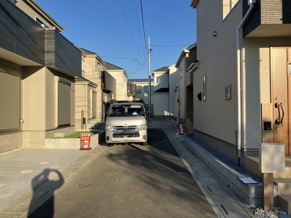 上尾市大字小敷谷、新築一戸建ての前面道路を含む現地写真画像です