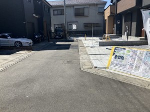 上尾市大字向山、新築一戸建ての前面道路を含む現地写真画像です