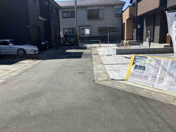 上尾市大字向山、新築一戸建ての前面道路を含む現地写真画像です