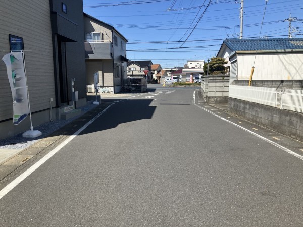 上尾市大字向山、新築一戸建ての前面道路を含む現地写真画像です