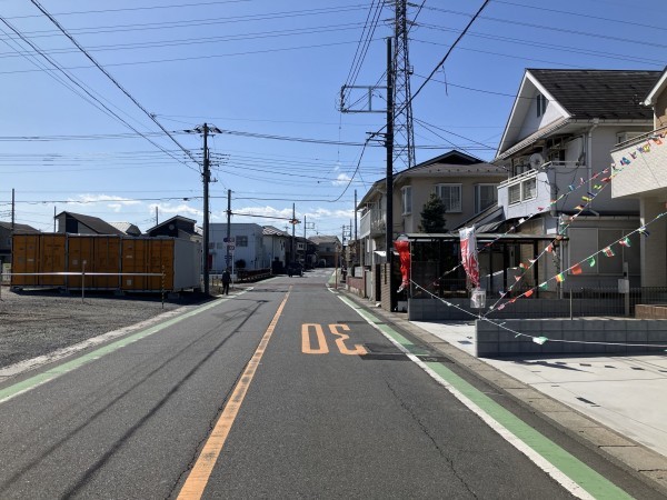 上尾市浅間台、新築一戸建ての前面道路を含む現地写真画像です