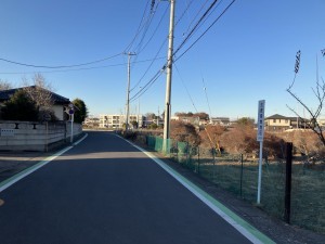 上尾市大字小敷谷、新築一戸建ての前面道路を含む現地写真画像です