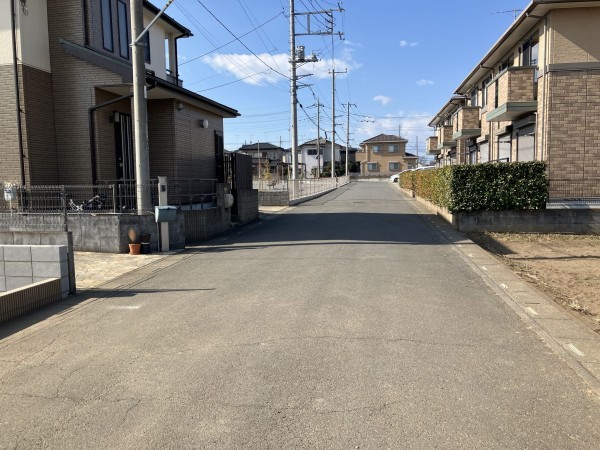 上尾市小泉、新築一戸建ての前面道路を含む現地写真画像です