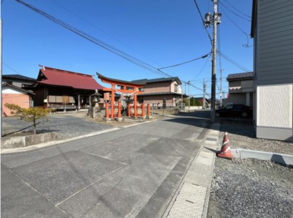 八戸市一番町、中古一戸建ての前面道路を含む現地写真画像です