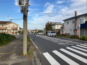 八戸市長根、新築一戸建ての前面道路を含む現地写真画像です