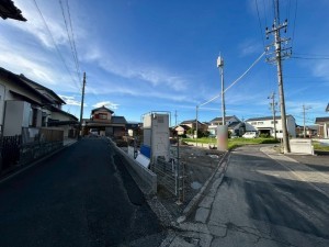 鈴鹿市白子、新築一戸建ての前面道路を含む現地写真画像です