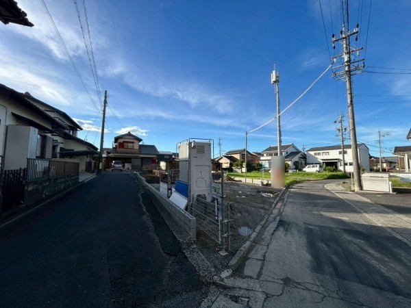 鈴鹿市白子、新築一戸建ての前面道路を含む現地写真画像です