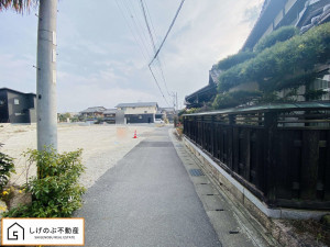 甲賀市水口町八光、土地の前面道路を含む現地写真画像です