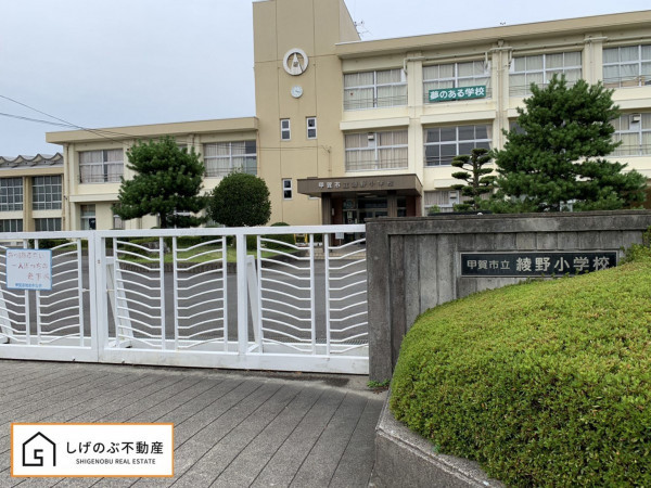 甲賀市水口町八光、土地の小学校画像です