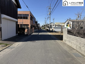 甲賀市水口町綾野、土地の前面道路を含む現地写真画像です