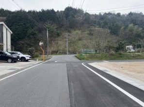 安来市月坂町、土地の前面道路を含む現地写真画像です