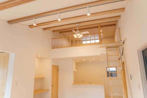勾配天井で奥行のある空間に。縦の空間を作ることで、平屋でも充分な収納スペースを確保できます。