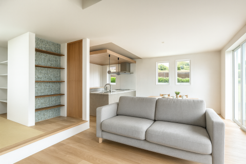 ■タタミスペース
一段高いタタミスペースは腰かけて寛ぐ事もでき、ソファーで寛ぐ家族とも同じ視線で、
景色を眺めながら家族との時間を楽しめる素敵なスペースとなりました。