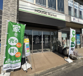 《ハウスマーケット筑紫野店》
JR「二日市」駅ロータリー目の前！
この外観が目印です！