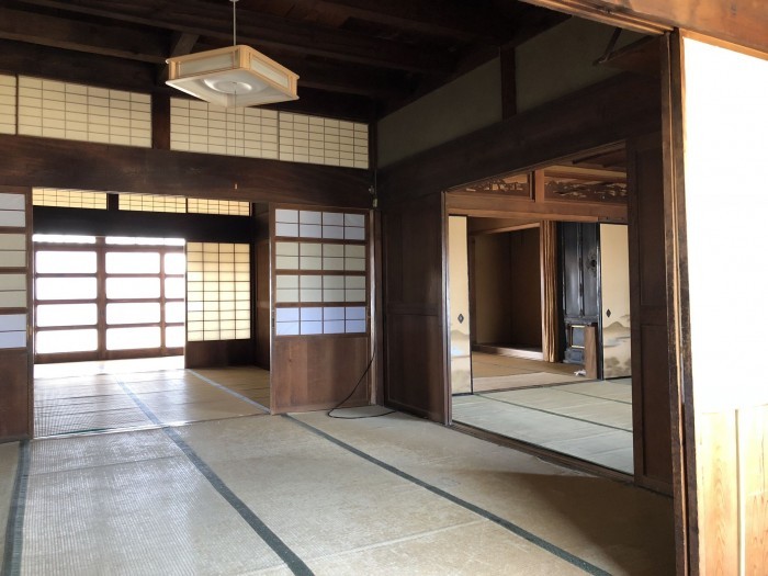 両親から受け継いだ家を暮らしやすく快適に
実際のお住まいBefore
S様ご家族はご夫婦+お子様2人の4人家族。築92年の実家に住んで4年ほど。冬は寒くて間取りは使いづらい・・・住みづらい家をとにかく改善したい!とリフォームを決意!
