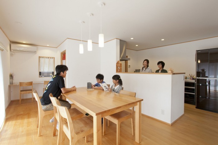 【建て替えも考えていたS様がリフォームを選んだワケ】
●先祖から受け継いだ住まいを残したい!
●今の住まいの大きさを維持したい!
●トータル的にコストを抑えたい!
【リフォーム工事メニュー】
●断熱工事
●間取りの変更(1階を平屋のような間取りに!)
●階段の架け替え
●内装のやり替え(無垢床材、しっくい塗り壁等)
●水廻り設備のやり替え
●外壁の貼り替え
●サッシの取り換え
●2階の間仕切りの取り付け