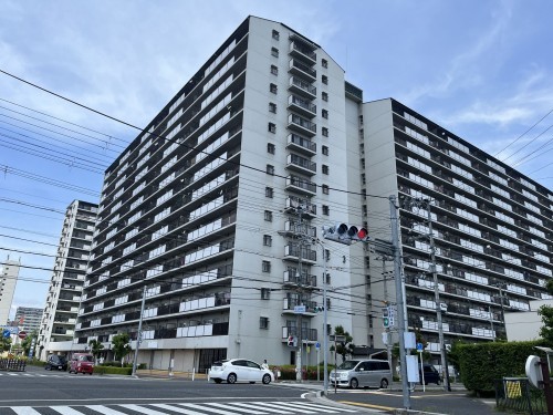 守山市浮気町、マンションの外観画像です