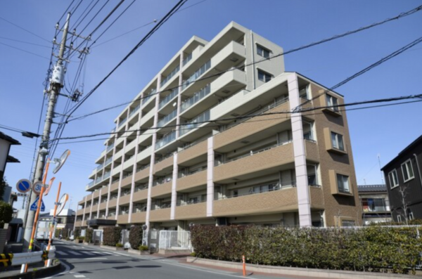 北本市西高尾、マンションの外観画像です