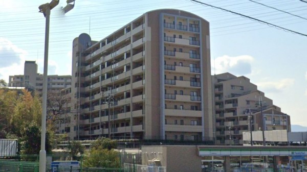 和泉市室堂町、マンションの外観画像です