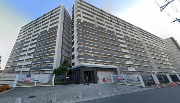 和泉市府中町、マンションの外観画像です