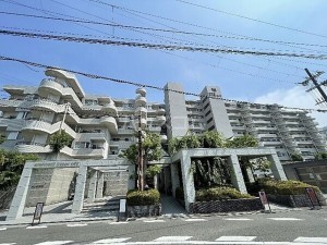 和泉市伏屋町、マンションの外観画像です