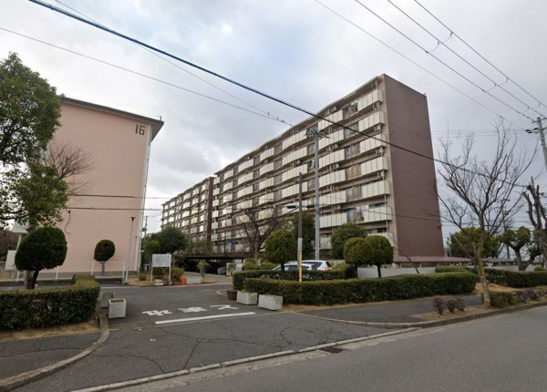 和泉市鶴山台、マンションの外観画像です