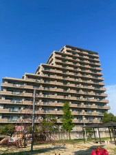 和泉市小田町、マンションの外観画像です