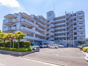 草加市八幡町、マンションの外観画像です