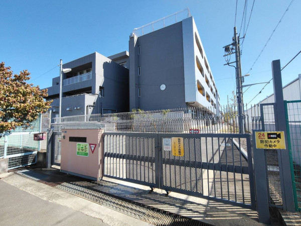 大東市諸福、マンションの小学校画像です