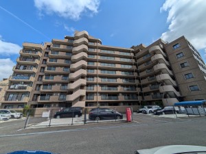 仙台市泉区市名坂、マンションの外観画像です