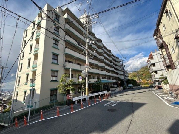 東大阪市日下町、マンションの外観画像です