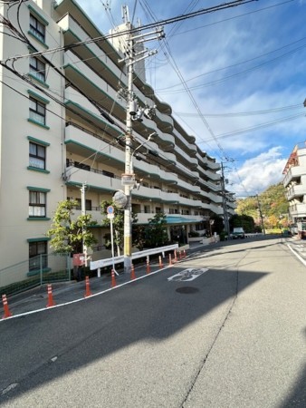 東大阪市日下町、マンションの前面道路を含む現地写真画像です