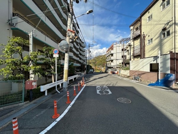 東大阪市日下町、マンションの前面道路を含む現地写真画像です