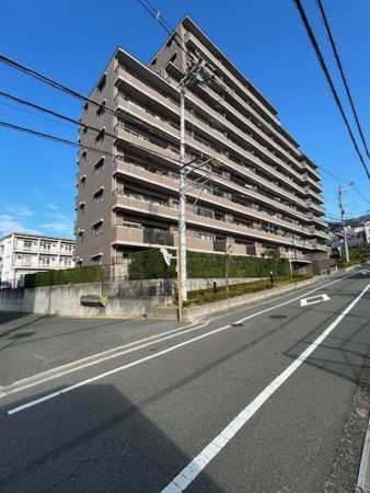 東大阪市東石切町、マンションの前面道路を含む現地写真画像です