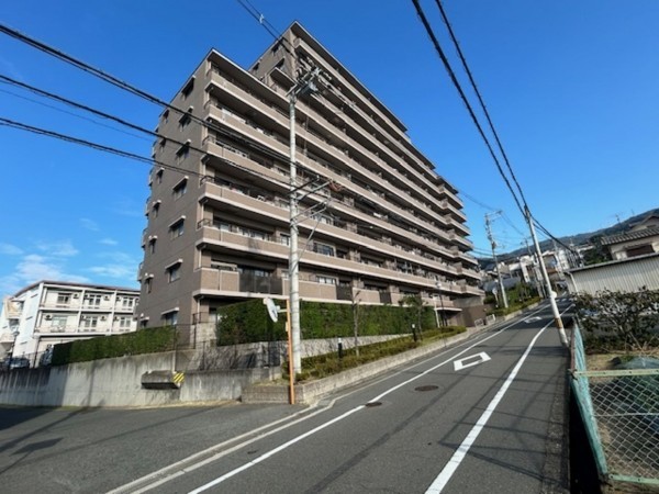 東大阪市東石切町、マンションの前面道路を含む現地写真画像です