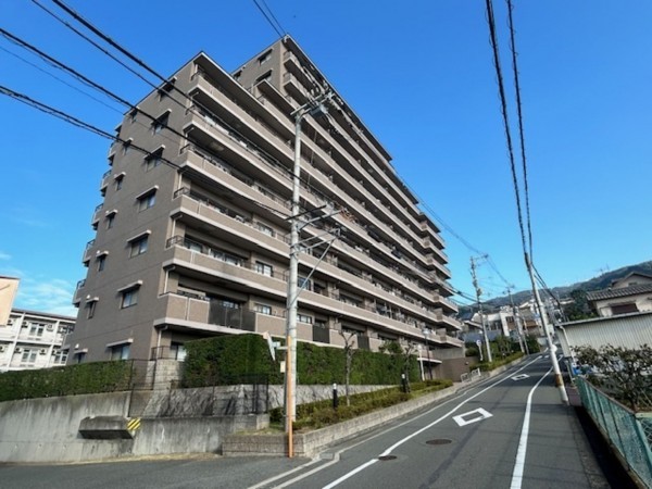 東大阪市東石切町、マンションの外観画像です