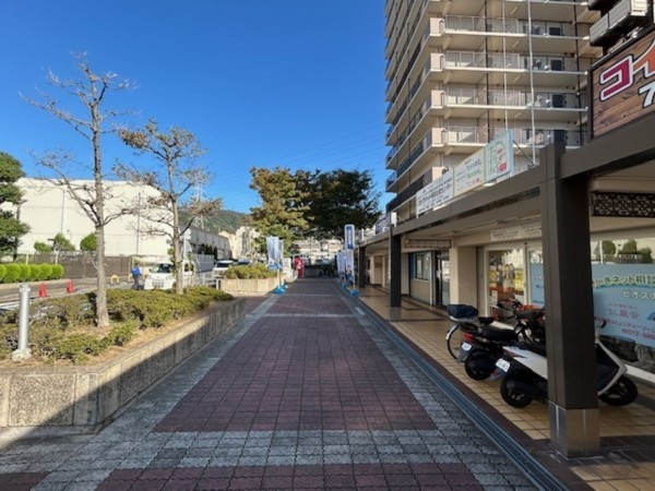 東大阪市日下町、マンションの前面道路を含む現地写真画像です