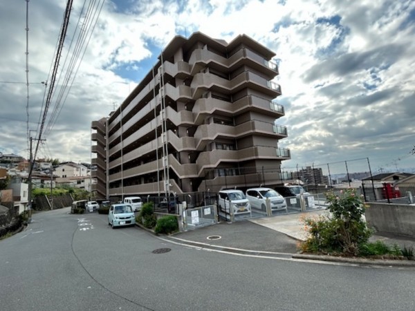 東大阪市東石切町、マンションの前面道路を含む現地写真画像です