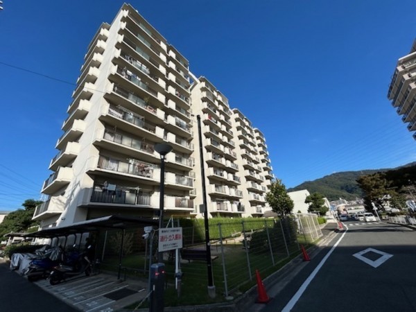 東大阪市日下町、マンションの外観画像です