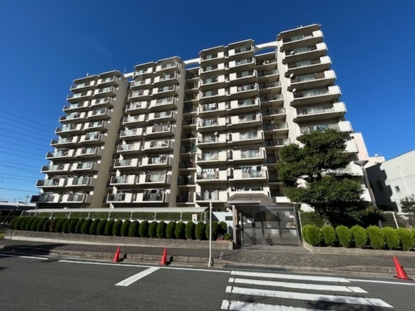 東大阪市日下町、マンションの外観画像です