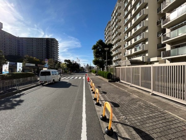 東大阪市日下町、マンションの前面道路を含む現地写真画像です