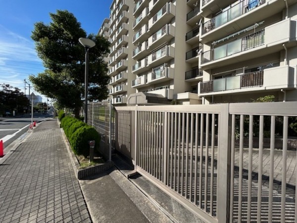 東大阪市日下町、マンションの前面道路を含む現地写真画像です